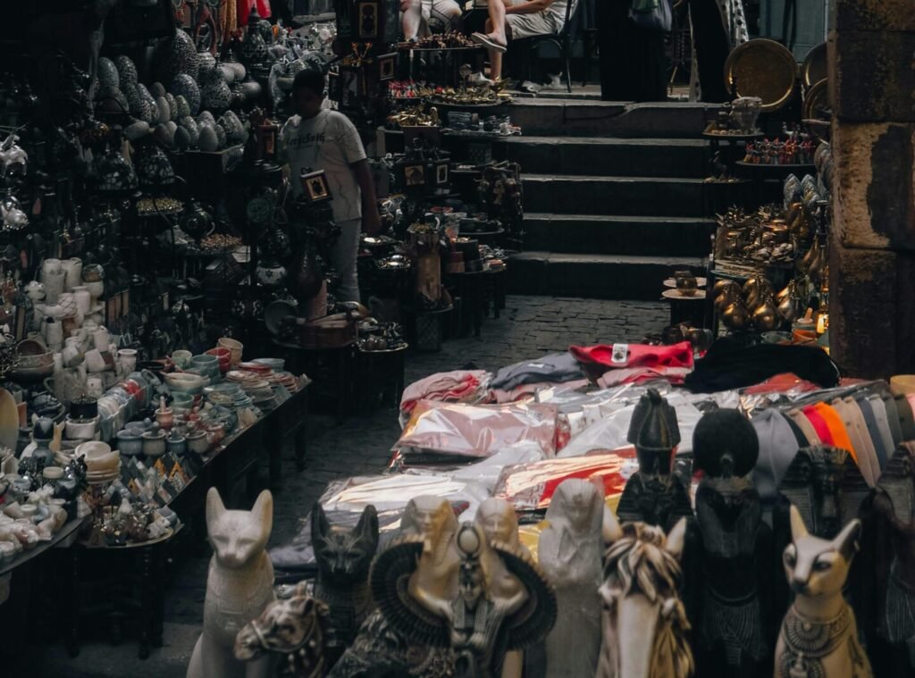 مشهد لسوق خان الخليلي في القاهرة يُظهر المقاهي والزحام السياحي في قلب المدينة